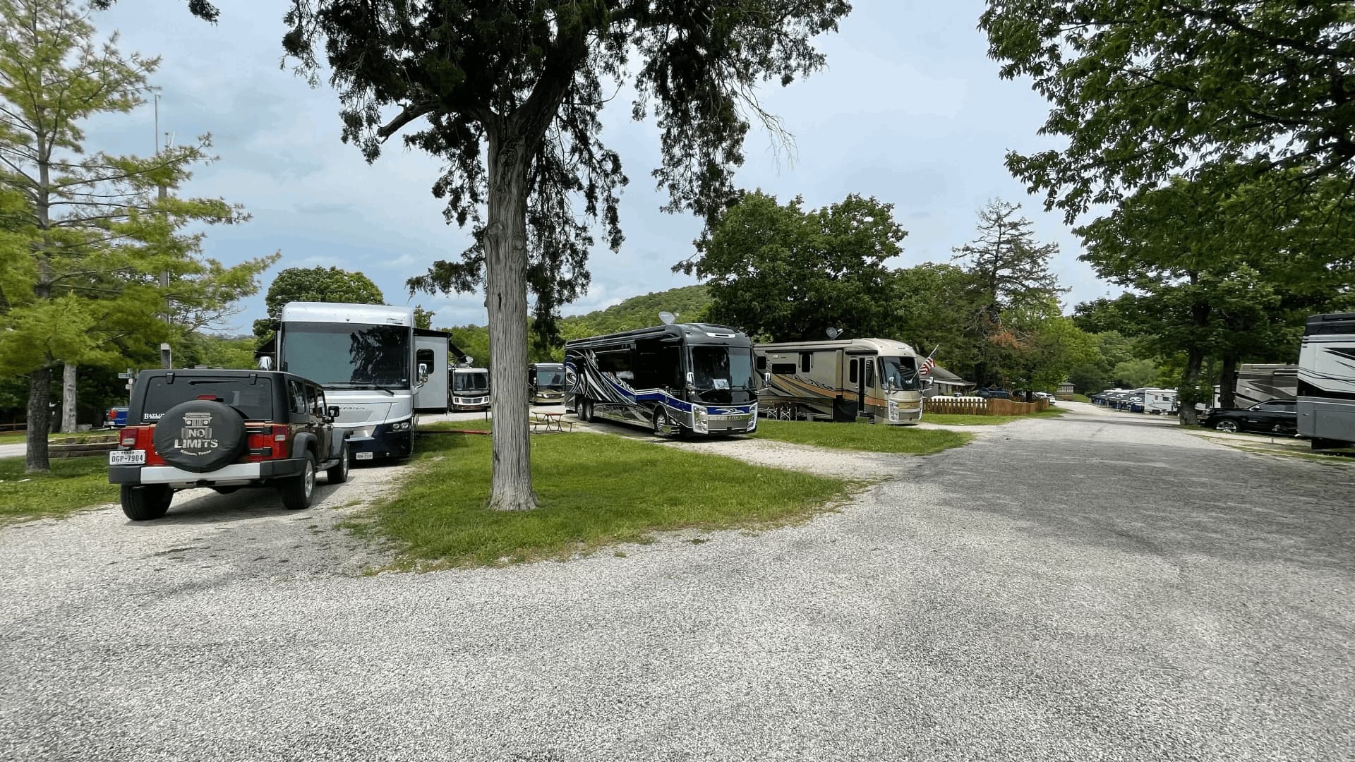 A parking lot with several vehicles parked in it
