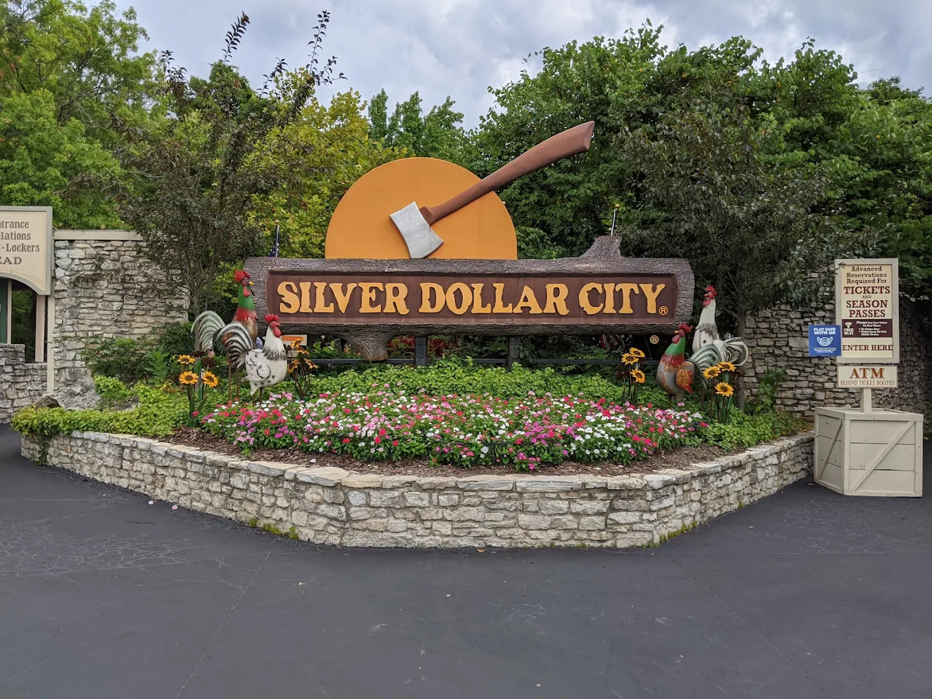 A sign for Silver Dollar City is visible